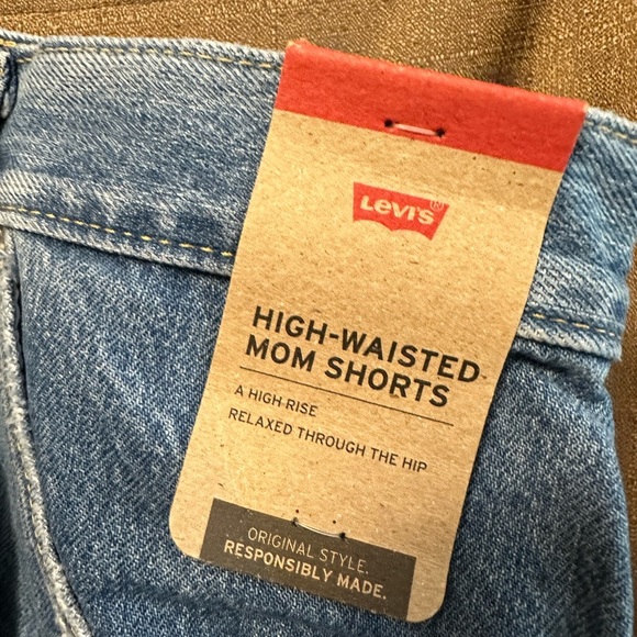 NWT Levi's Women's High Waisted Mom Shorts Distressed Size 26W - Picture 3 of 5